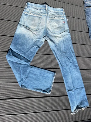Blå jeans med slitningar - Säljer ett par diesel jeans. Passformen är bootcut. Storleken är W32/L34. 