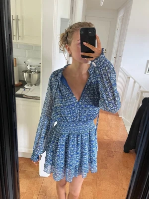 Zara klänning - Zara klänning, superfin och skön. Köpt på plick, använd endast en gång❤️