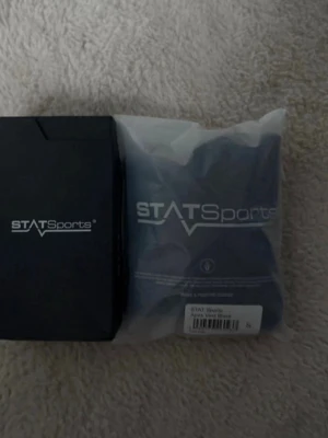 STATSports pulsmätare med box - Pulsmätare från STATSports, levereras i original svart box och med tillhörande band i plastpåse. Perfekt för dig som vill hålla koll på din träning och puls. Modern design och smidig att använda under sportaktiviteter helt ny oanvänd skriv vid info.