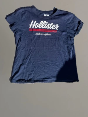 Hollister dam T-shirt  - Tja, säljer denna hollister T-shirt i Storlek Dam Large. Väldigt fint skick och eftertraktad modell. Bara att skriva om ni har några andra frågor! Mvh/ Consuetudo💫