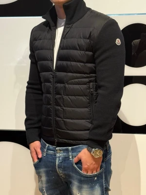 Moncler cardigan  - Super goo Moncler cardigan i fint skick 9/10. Nypris 11 000kr inget og ingår!  Såklart äkta! Moddelen är 177 cm och väger 78 kg 