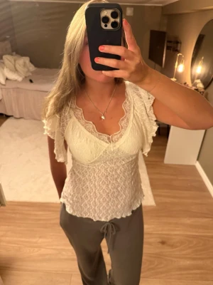 Lace Top  - Vit snygg spets topp. Perfekt ihop med jeans eller en kjol!💕