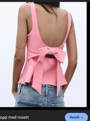 Rosa linnetopp med rosett - Supersöt rosa topp från zara! använd 1 gång, säljer då jag inte använder den