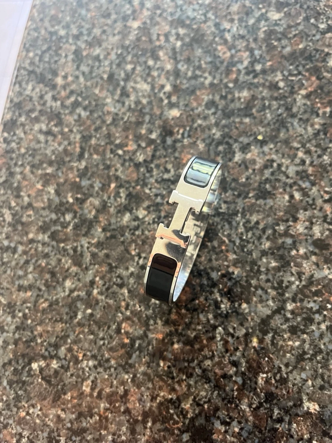 Silverfärgat armband med svart emalj - 1