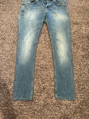 Ljusblå jeans dondup  - Säljer ett par ljusblå jeans från dondup. Perfekta till en avslappnad stil och passar till det mesta. Antal ggr de är använda går att räkna på en hand! Tveka inte på att höra av er vid frågor! 