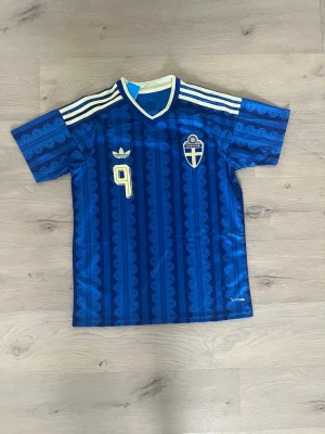 Sverige 2026 borta - Helt ny aldrig använd Sverige T-shirt med Isak på ryggen. Hör av er vid frågor eller funderingar!