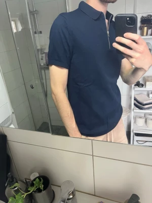 Half Zip Kortärmad  - Kortärmad half zip tröja från Jack & Jones som är helt oanvänd. Nypris 350kr