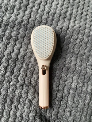 Rosa kam med gulddetaljer  - En babyrosa oanvänd kam med gulddetaljer som kan ta in sina taggar som gör att hårborttagning blir väldigt smidig! Skickar iväg samma dag eller dagen efter! Bra grepp på handtaget och kammar håret smidigt.