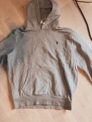 Ralph Lauren Hoodie - En fet grå Ralph Lauren hoodie! Den ser lite skrynklig ut i bilden men den är inte så i verkligheten, så om du vill ha fler bilder är det bara att höra av dig🤗🙌
