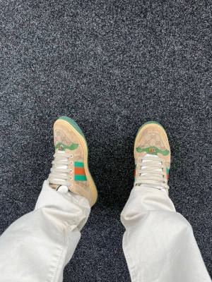 Gucci screener sneakers  - Extremt snygga och bekväma skor, säljs billigt pga att jag är osäker på äktenskap, köpta på vestiare för några år sen. Storlek 43