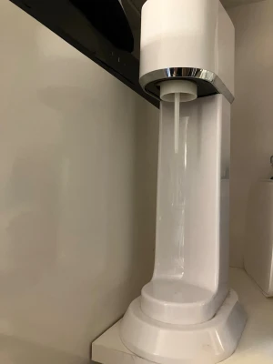 Vit kolsyremaskin - Säljer en vit kolsyremaskin i plast med kromfärgade detaljer. Maskinen är i gott skick   och passar perfekt för att göra eget bubbelvatten hemma. Säljes utan flaska!!