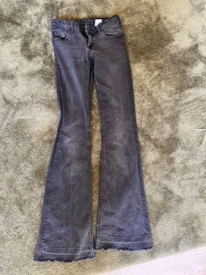 Svarta bootcut jeans - Säljer ett par svarta bootcut jeans från HM storlek står inte men skulle säga xs kan passa xxs också