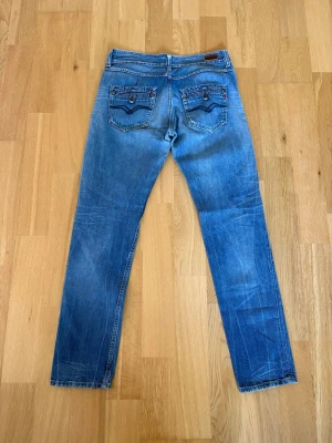 Replay jeans  - Ett par replay jeans i bra skick där det endast står vilken storlek det är i waist. Har ingen koll på modell eller om det är till tjej eller kille. Det är också därför priset är lågt!  77cm innerbens längd  38cm midja  Postar inom 24h skriv vid frågor!