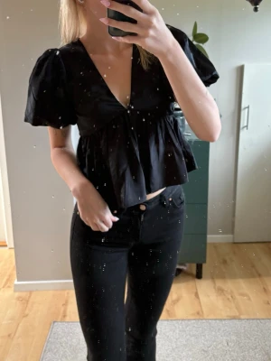 Silkes blus  - Oanvänd blus med puffärm. Är från Nelly i storlek 34. 