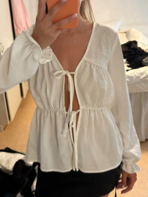 Vit blus med knytning framtill - Vit blus med knytning från Veromoda🌸