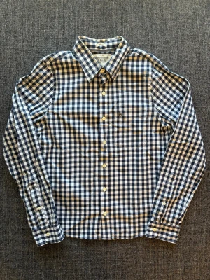 Abercrombie & fitch skjorta ~ vintage  - Sjukt eftertraktad Abercrombie & Fitch skjorta ~ vintage rutig modell som inte längre produceras | st M | färg blå/vit | klassisk passform | sällsynt 2000’s modell | OBS kan gå ner lite i pris vid snabb affär! 🏄