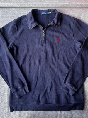 Marinblå halvzip från Polo Ralph Lauren - Säljer en fet raffe halvzip🙌🏻| Skick 10/10🔥| Skrov vid minsta fundering 💭 