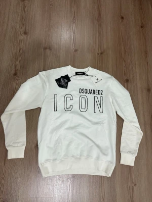 Vit sweatshirt från Dsquared2 ICON - Mått kan skickas vid intresse! Öppen för frågor och byten! Pris kan diskuteras vid snabb affär. 
