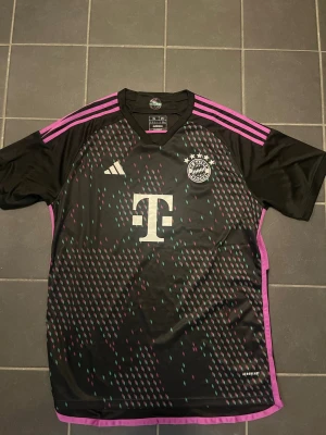 Bayern München away shirt/bortatröja 23/24 - En Bayern München tröja som är köpt ifrån Bayern Münchens officiella sida men den vart för stor så tröjan har inte kunnat komma till användning. Storlek : XL