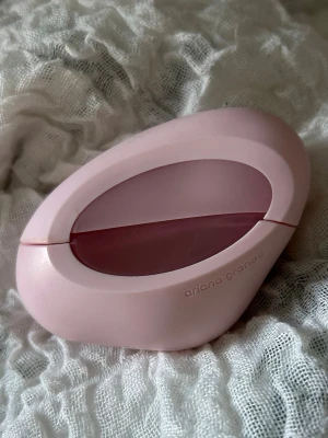 Ariana Grande parfym Mod Blush  - Säljer en Ariana Grande parfym eftersom jag inte använder den! Doftar precis som när jag köpte den och bara använd ett fåtal gånger.