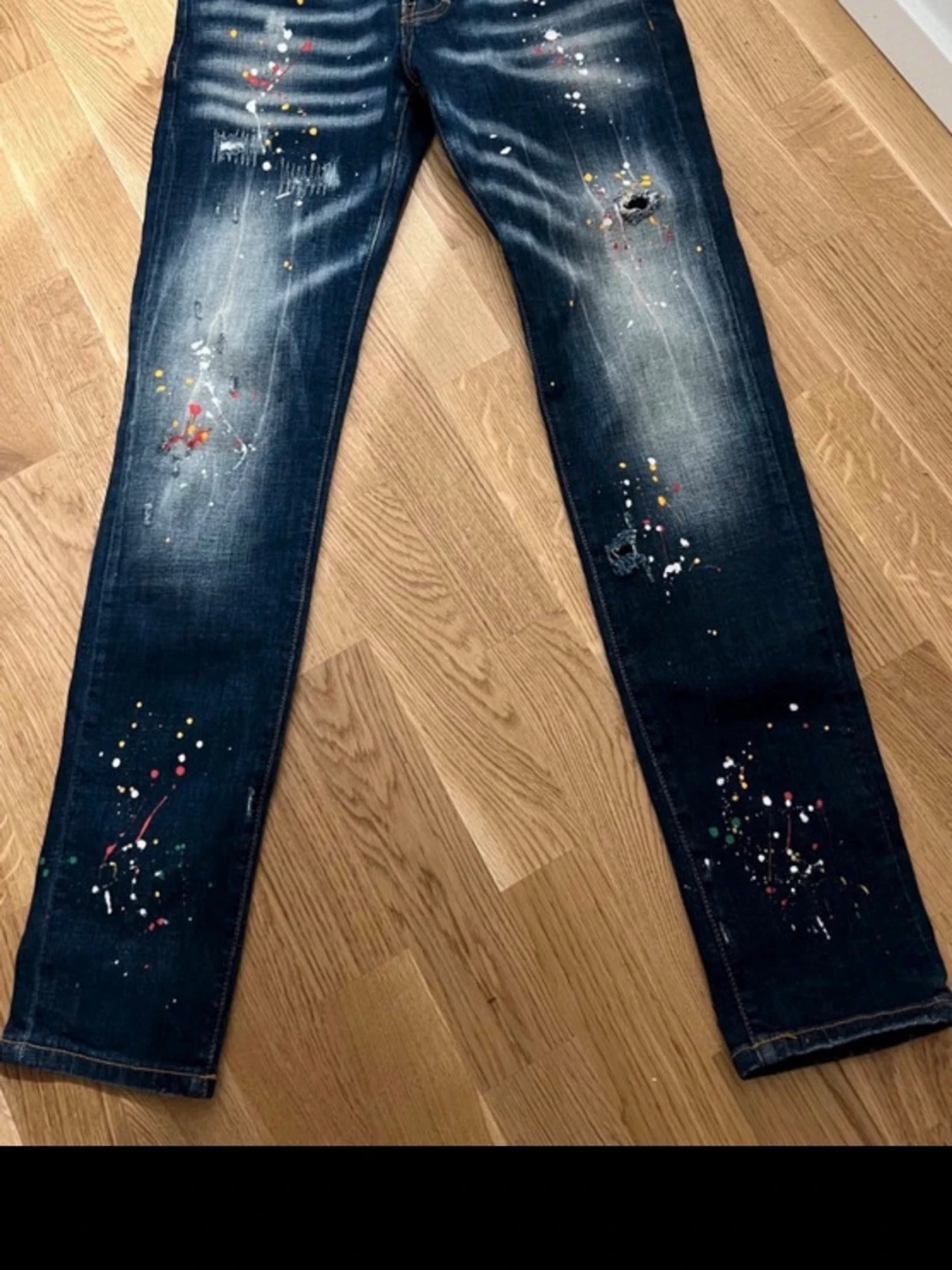 Mörkblå jeans med färgstänk