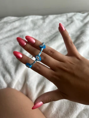 Blått pärlarmband med moln - Unikt handgjort armband i blått med små pärlor och söta moln. Armbandet har en kedja i silverfärg och är mindre i storlek, främst till yngre barn. Perfekt för dig som vill ha något gulligt och färgglatt till din stil.💕