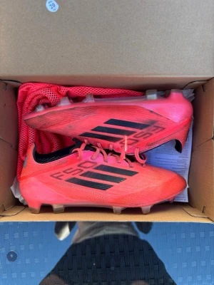 Adidas f50 Crimson elite - Säljer dessa Adidas f50 elite i färgen Crimson. Skorna har endast används under en kortare period och jag säljer då dem är för små. Påse och box ingår