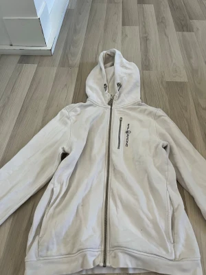Sailracing zip up  - Vit sailracing zip up i storlek 170, passar Xs/S. Har använts en del, har defekter (kolla bilder). Har ändå mycket kvar att ge.   Postar mellan 1-3 dagar efter köp.   Hör gärna av dig om du har frågor eller vill ha fler bilder!