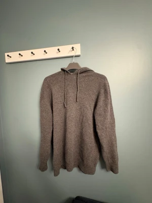 Mjuk grå kashmir hoodie - En grå kashmir hoodie som är skön och stilren