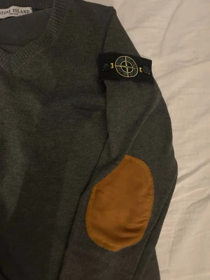 Stone Island tröja - Supersnygg v-ringad stickad tröja ifrån Stone Island. Mycket bra skick, utan skavanker. Hög kvalitet på materialet. Snygga armbågslappar gjorda i mocka! Skriv om du har frågor eller vill diskutera priset(:  Storlek S