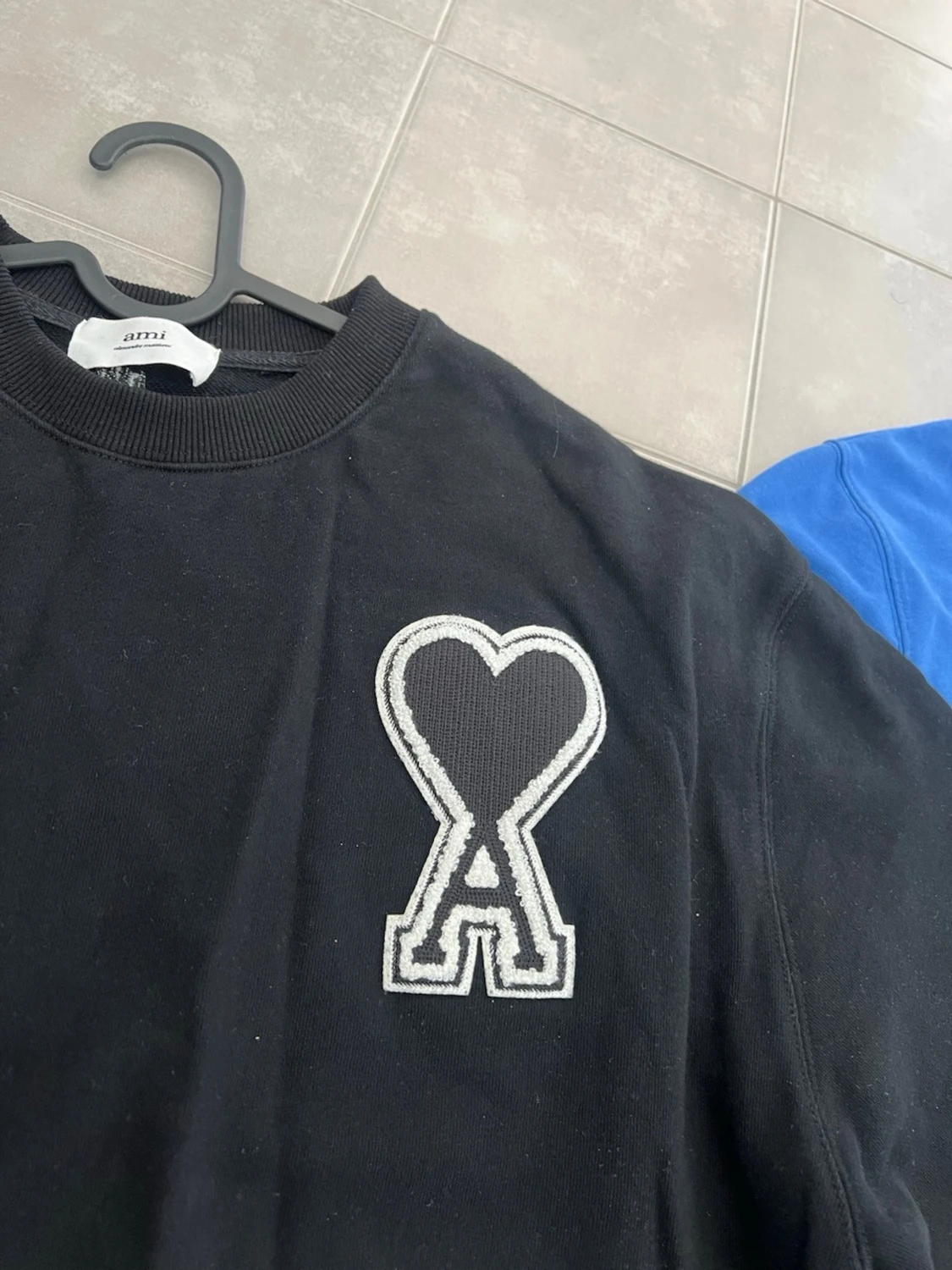 Svart sweatshirt och blå t-shirt Ami - 1