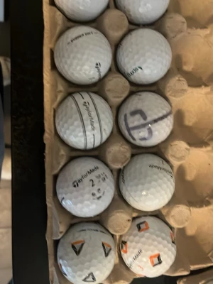TaylorMade vita golfbollar - Säljer ett blandat sätt 10 pack av taylor made i A/B klassen  
