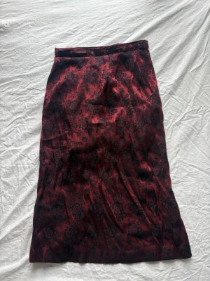 Röd långkjol med blommigt mönster - Vintage midi skirt med blommor på 💓💓