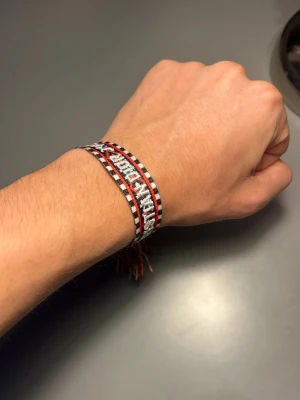 Dior armband i tyg rött vit svart - Mönstrat tyg armband ifrån dior, justerbar storlek 