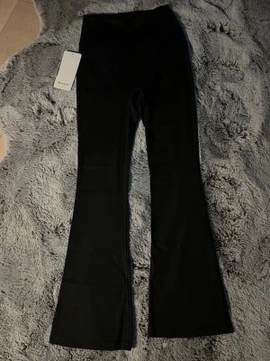 Lululemon flared tights svart - Svarta flared tights från lululemon, jätte fina  och oanvända i original storlek 4/xs