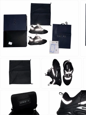 Svarta sneakers med reflexdetaljer - Snygga svarta sneakers med tydliga reflexdetaljer och chunky sula. Skorna har en modern siluett, mesh- och lädermaterial samt logga på sidan och plös. Perfekta för dig som vill sticka ut med exklusiva detaljer och streetwear-vibe.