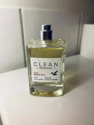 CLEAN Reserve Whipped Cherry parfym 100 ml ! - CLEAN Reserve Whipped Cherry är en eau de parfum i en stilren, transparent glasflaska med metallfärgad spraykork. Doften beskrivs som yummy & irresistible och har en fräsch, söt körsbärsdoft. Flaskan har en modern, fyrkantig form och etikett med minimalistisk design.  ENDAST TESTAD Se bild för volymen kvar. ( Hittar inte korken därav pris )