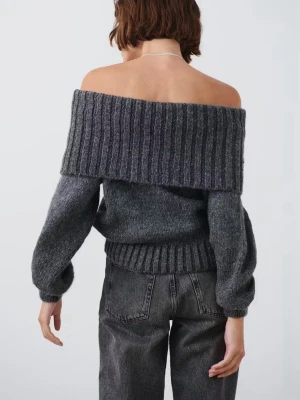 Mörkgrå off shoulder stickad tröja - Säljer en mörkgrå stickad tröja med bred ribbad off shoulder-krage. 💌(orginal pris 400kr)