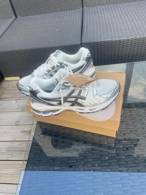 Asics Gel-Kayano 14  - Helt oanvända Äkta Asics Gel-Kayano 14 Färg Cream/Black Storlek 43,5 men passar 43 också
