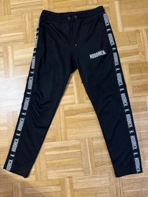Hoodrich Byxor - Helt nya har aldrig använts. Storlek Small. 3 fickor 2 på sidorna och en diskret mellan låren.