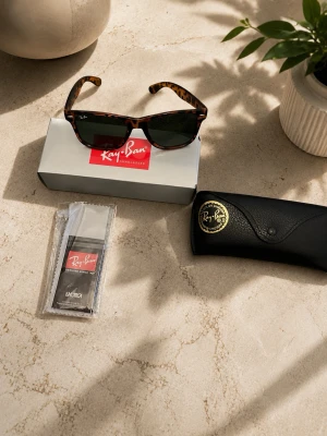 Ray ban tonade  - Snygga solglasögon från Ray-Ban med klassisk wayfarer-form och leopardmönstrade bågar i bruna och svarta toner. Kommer med originalfodral och putsduk. Perfekta för dig som vill sticka ut med en trendig accessoar.