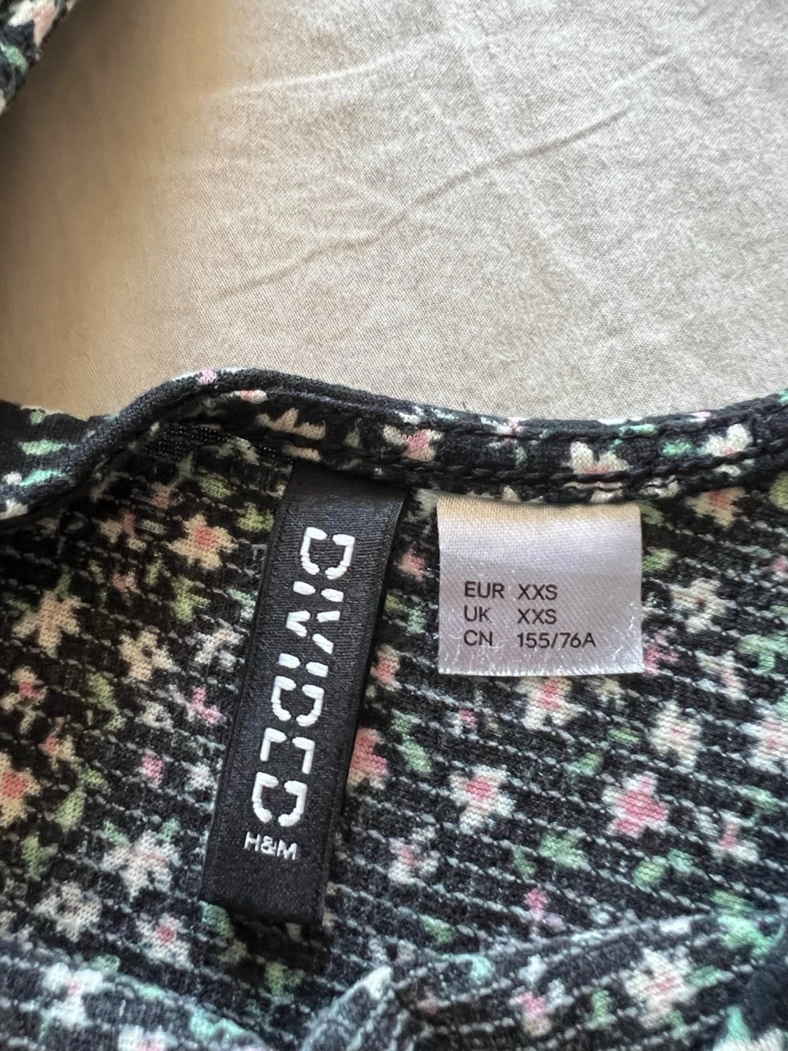 Blommig kortklänning från H&M Divided - 1