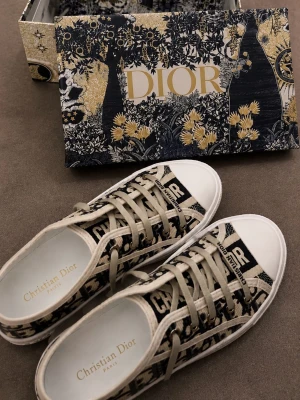 Dior sneakers  -  Är inte fast pris!!!!!!!       Säljer ett par exklusiva Dior WALK'N'DIOR Platform Sneakers i storlek 39, med det ikoniska Oblique-mönstret i blått och vitt. En tidlös och eftertraktad modell som passar till både vardag och fest.