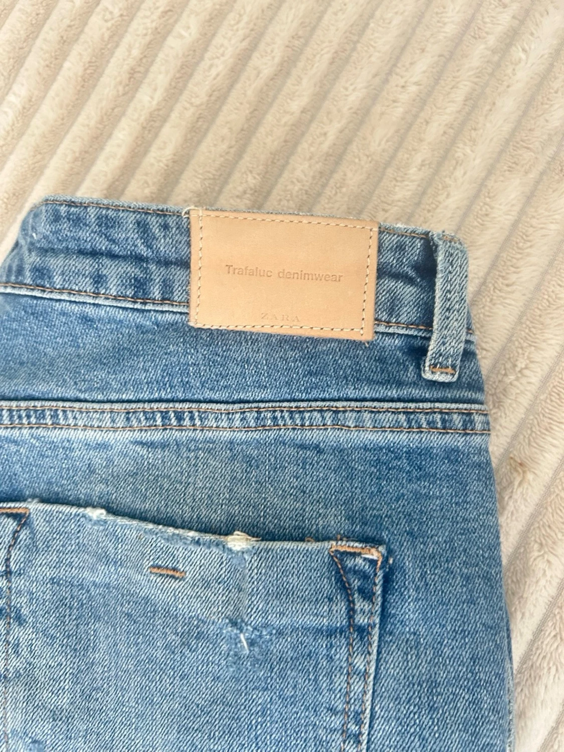 Blå slitna jeans med hål - 6