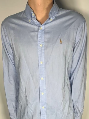 Ralph Lauren skjorta - 👕 Plagg: Skjorta                                                           📏 Storlek: L                                                               🏷️ Märke/Modell: Ralph Lauren slim Fit                                   ✨ Skick: Fint skick                                                        💬 Vid frågor är det bara att skriva!                                                                                          🛍️ Gramenti