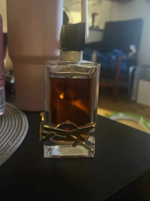 YSL Libre Le Parfum 90ml - 90ml. jag har inte kvar boxen, det är ca 95% kvar i flaskan. säljer då jag råkade köpa fel typ, men den luktar jätte gott!  Jag skulle även kunna byta mot någon av dessa:  - YSL Libre Vanille Couture   - YSL Libre Intense  - YSL Libre EdP  - Juliette Has A Gun Powder Love  - Burberry Goddess Intense  - Chloe Nomade Naturel  - Armani Si Nude Bloom