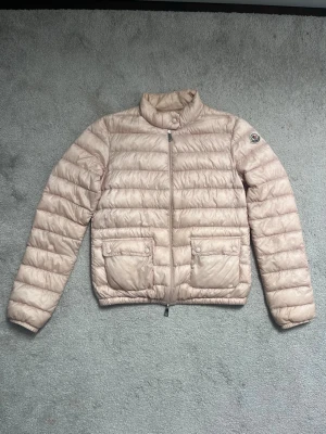 Moncler jacka  - Ljusrosa tunn dunjacka från Moncler. 