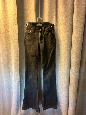 Svarta bootcut jeans - Svart jeans jag köpte från Gina som jag växt ut. Sköna att ha på sig inte för tajta och inga hål eller något sånt.