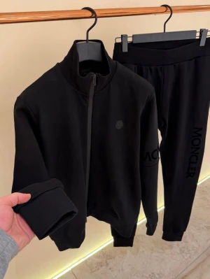 Moncler tracksuit  - Moncler tracksuit helt ny aldrig använd påse och tags finns. Storlek M lite stor i storleken så passar L också. Säljs snabbt för billigt pris 