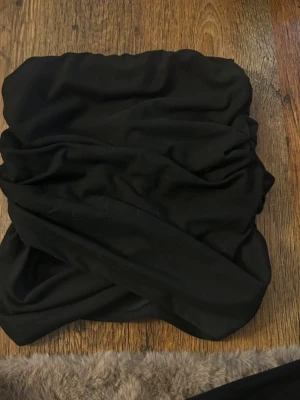 Svart kjol från SHEIN - Säljer en svart kjol från SHEIN i storlek S. De är tillverkade i ett stretchigt material med 95% polyester och 5% elastan, vilket gör dem riktigt bekväma och följsamma. Perfekta till alla outfits där du vill ha en enkel och stilren look. Scrunch på båda sidor av höfterna och även en på baksidan som formar din kropp och framhäver på ett jätte fint sätt